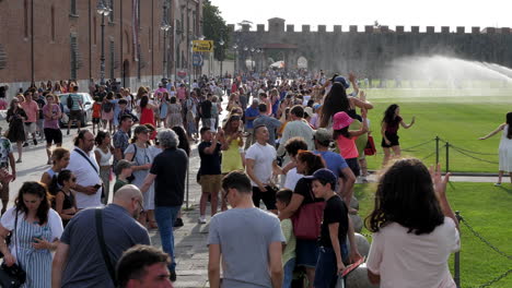 Turistas-Tomando-Fotos-Frente-A-La-Famosa-Torre-Inclinada-De-Pisa-En-Toscana,-Italia