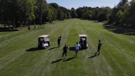 Hoher-Winkel,-Glatt-Fließender-Schlag,-Der-Einen-Golfer-Verfolgt,-Der-Einen-Schlag-Macht