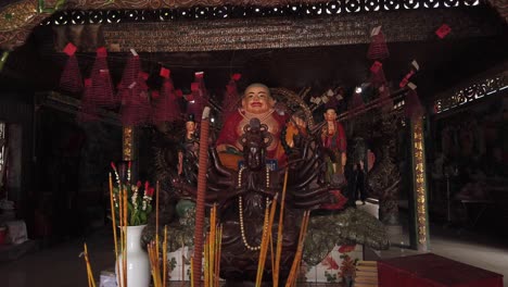 Escultura-De-Buda-E-Interior-De-La-Pagoda-De-Phu-Chau