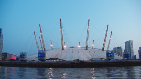 Impresionante-Vista-De-La-Famosa-Cúpula-Del-Milenio-A-Través-Del-Río-Támesis-Al-Atardecer-En-La-Península-De-Greenwich-En-Londres,-Inglaterra