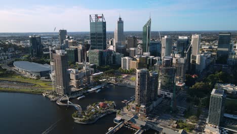 Ciudad-De-Perth,-En-Un-Día-Parcialmente-Soleado,-En-Australia---Aéreo,-Retroceder,-Disparo-De-Drones