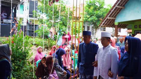 Dar-La-Bienvenida-Al-Novio-Con-La-Tradición-Del-Aserrador-En-Una-Boda-Tradicional-Sundanesa-En-Indonesia