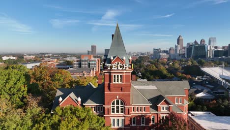 Georgia-Tech-Schild-Am-College-Campus-Mit-Skyline-Von-Atlanta-Ga-USA