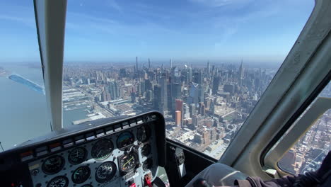 Vista-Interior-De-La-Cabina-Del-Recorrido-En-Helicóptero-Por-Nueva-York