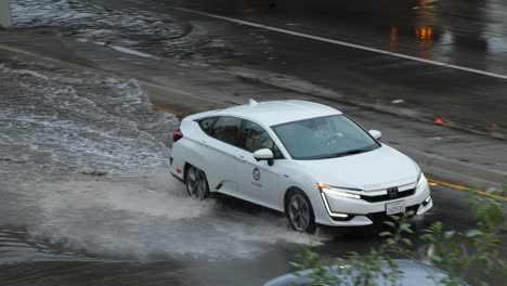 Auto-Fährt-überflutete-Autobahn-Hinunter