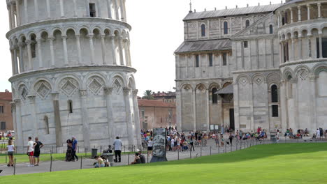 Plaza-De-Los-Milagros,-Base-De-La-Torre-De-Pisa-Y-Catedral-De-Pisa-Estática