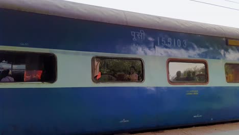 La-Estación-De-Cruce-Del-Tren-Expreso-Indio-De-Pasajeros-En-La-Vía-Por-La-Noche-Desde-Un-Video-De-ángulo-Plano-Se-Toma-En-La-Estación-De-Tren-Kamakhya-Assam-India-El-22-De-Mayo-De-2022