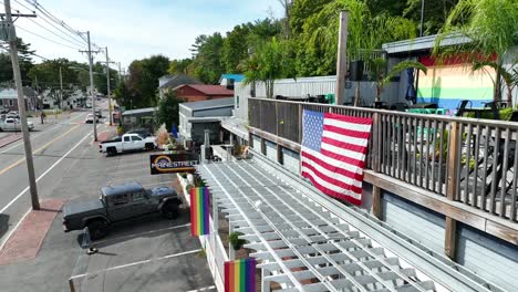 Schwulenbar-Mit-Lgbtq-flaggen-In-Den-Usa