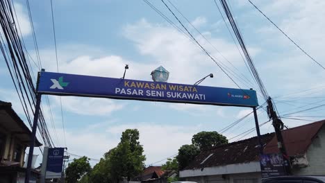 Cartel-De-Entrada-Del-Mercado-De-Arte-De-Sukawati-En-Bali,-Indonesia,-Famoso-Pueblo-Artístico-Asiático-De-Mercancías-Minoristas,-Turismo-Y-Viajes-De-Gianyar