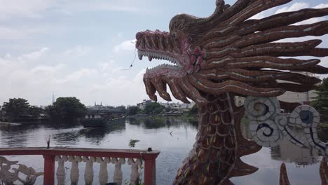 Escultura-De-Dragón-Y-Carguero-En-La-Pagoda-De-Phu-Chau-O-Templo-Flotante,-Un-Antiguo-Lugar-De-Culto-Budista-De-Estilo-Chino-En-Medio-Del-Río-Phuam-Thuat-En-Go-Vap,-Ciudad-De-Ho-Chi-Minh,-Vietnam