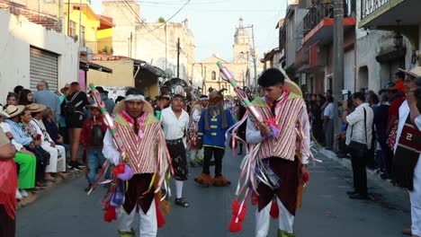 Volkstänzer-In-Kostümen-Tanzen-Auf-Der-Straße-Von-Tuxpan