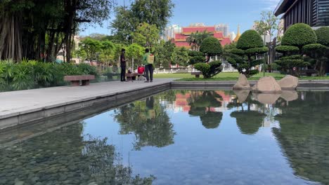 Schöne-Reflexion-Auf-Dem-Wasser-Und-Menschen-Unterhalten-Sich-Im-Zhong-Shang-Park-In-Singapur