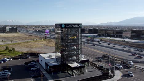 Edificio-Minorista-De-Concesionario-De-Automóviles-Carvana-En-Silicon-Laderas,-Lehi,-Utah---órbita-Aérea