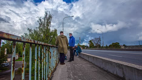 Lapso-De-Tiempo-De-Personas-Fotografiando-Y-Filmando-Para-El-Equipo-De-Noticias-En-La-Carretera