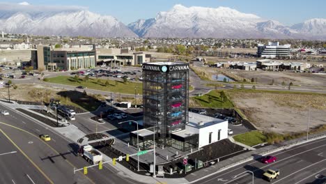 Carvana-Autohaus-Gebäude-In-Lehi,-Utah---Luftbahn