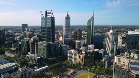 Ciudad-De-Perth,-En-Un-Día-Parcialmente-Soleado,-En-Australia---Aéreo,-Retroceder,-Disparo-De-Drones