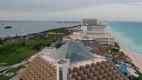 Aerial-view-over-Zona-Hotelera-and-the-Paradisus-Hotel-in-Cuncun,-Mexico