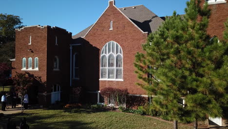 Drohnenaufnahme-Von-Menschenschlangen-Vor-Der-Kirche-In-Los-Angeles