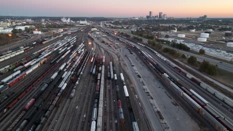 Tulsa-Rangierbahnhof-Und-Raffinerie-Mit-Skyline-In-Der-Ferne