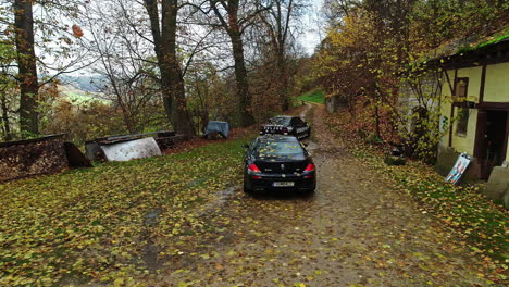 Schwarze-Farbe-Bmw-E39-Und-M6-Autos,-Die-Im-Herbst-Im-Herbstwald-Fahren