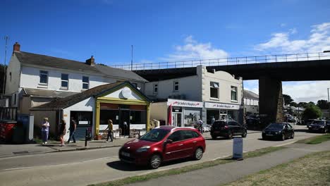 Toma-Fija-De-Una-Calle-Concurrida-En-La-Ciudad-Y-El-Estuario-De-Hayle-En-Cornwall