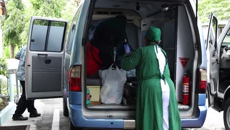 Yogyakarta,-Indonesia---19-De-Noviembre-De-2022:-Los-Trabajadores-De-La-Salud-Se-Preparan-Para-Llevar-Al-Paciente-En-Una-Ambulancia