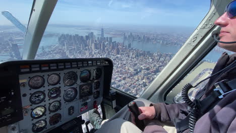 Vista-Interior-De-La-Cabina-Del-Recorrido-En-Helicóptero-Por-Nueva-York-Con-Piloto