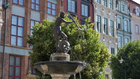 Fuente-De-Neptuno,-Fuente-De-Neptuno-En-Gdansk,-Fondo-De-Construcción-De-La-Ciudad