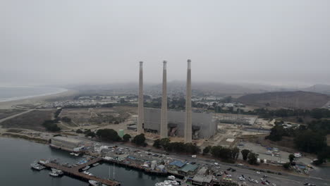 Luftaufnahme-Des-Stillgelegten-Kraftwerks-Morro-Bay-An-Einem-Bewölkten-Tag