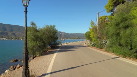 Läufer-Läuft-Auf-Der-Straße-Der-Griechischen-Insel-Poros