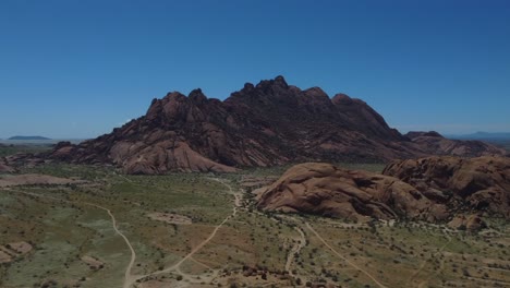 Drohnenaufnahme-Von-Spitzkoppe-In-Namibia---Drohne-Steigt-Auf-Und-Blickt-Auf-Die-Wunderschönen-Berge