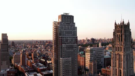 Vista-Aérea-Frente-Al-Claremont-Hall-Con-El-Parque-Central-Al-Fondo,-Puesta-De-Sol-En-Manhattan,-Nyc---Ascendente,-Disparo-De-Drones