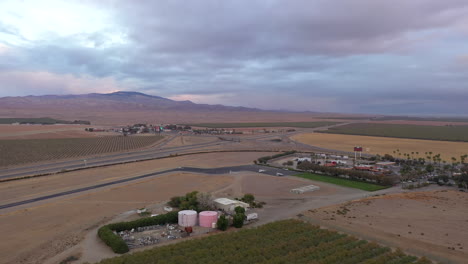 Vista-Aérea-De-Silos-De-Grano-Y-Tierras-De-Cultivo-En-Harris-Ranch,-Coalinga,-California