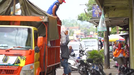 Porter-unload-goods-from-trucks