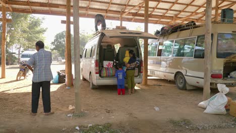 Familia-Asiática-Empacando-Su-Equipaje-En-Una-Mini-Furgoneta-Para-Un-Viaje