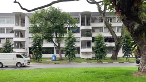 Los-Vehículos-Circulan-Por-Los-Bloques-De-Apartamentos-De-Baja-Altura-De-La-Finca-Tiong-Bahru