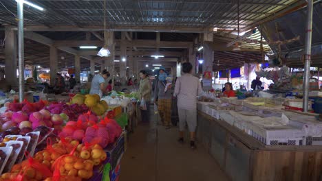 Toma-Estática-De-Personas-Comprando-Comida-En-Un-Mercado-Cubierto-Asiático