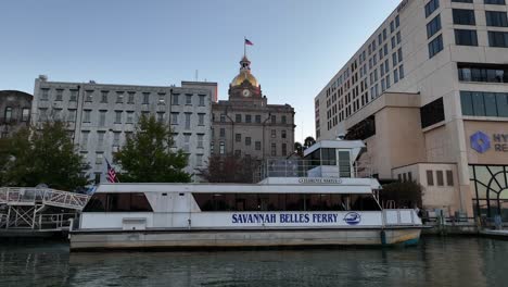 Savannah-Belles-Fähre-Und-Rathaus-Mit-Amerikanischer-Flagge