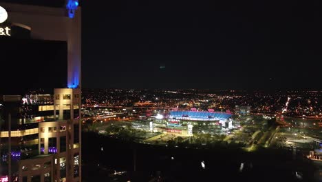 Sobrevuelo-Del-Edificio-Att-Con-El-Estadio-Nissan-Al-Fondo