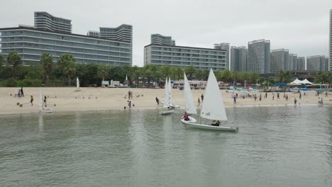 Segelboote-Kommen-Am-Strand-In-Huizhou,-China-An