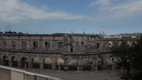 Drohnenaufnahme-Des-Amphitheaters-In-Pula,-Kroatien---Drohne-Fliegt-Von-Der-Antiken-Römischen-Stätte-Weg