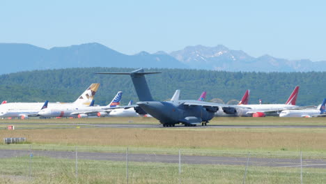 Airbus-Militar-A400m-Alineándose-Para-La-Salida-En-La-Pista-De-Tarbes