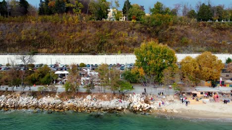 Costa-Ocupada-Y-Playas-De-Arena-Con-Muchos-Turistas,-En-Varna,-Bulgaria