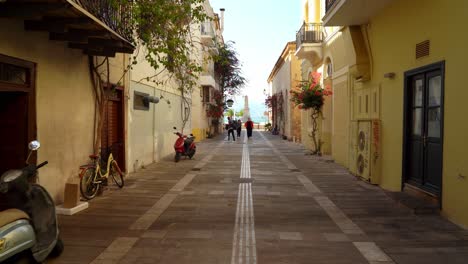 Calle-Nafplio-Con-Monumento-En-La-Plaza-Del-Pueblo