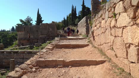 Alter-Pfad-Auf-Der-Archäologischen-Stätte-Von-Delphi