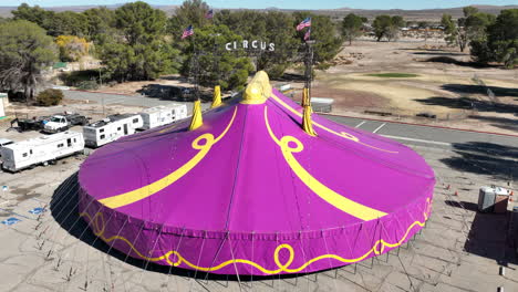 Der-Ventura-Star-Circus-Kommt-In-Die-Kalifornische-Stadt-Der-Mojave-wüste---Luftaufnahme-Des-Lila-Zeltes