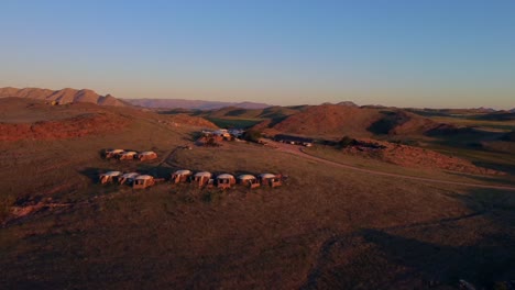 Toma-De-Dron-Del-Namib-naukluft-Durante-La-Puesta-De-Sol---Dron-Está-Dando-Vueltas-Alrededor-De-Un-Pueblo-Indígena-En-La-Estepa