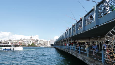 Grupo-De-Personas-Pescando-En-El-Puente-De-Galata-En-Estambul,-Turquía-En-Un-Día-Soleado