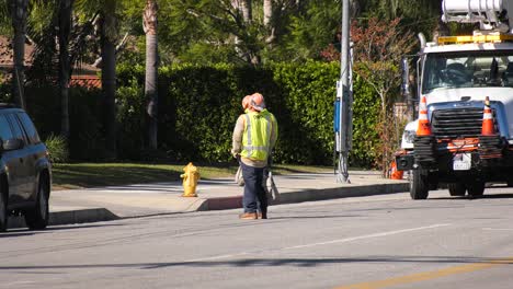 Trabajadores-De-Agua-Y-Electricidad-Responden-A-Líneas-Caídas