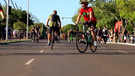 Gente-Disfrutando-Del-Fin-De-Semana-Soleado-En-Porto-Alegre,-Brasil